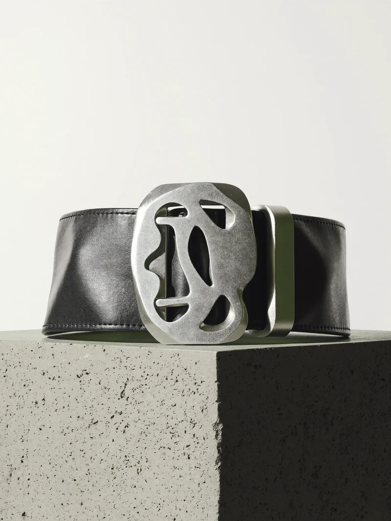 Illustration d'une ceinture en cuir sculptée à boucle abstraite.