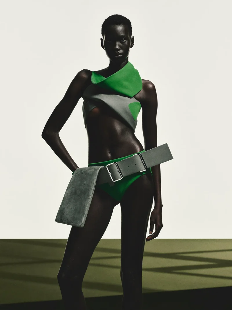 Illustration d'un maillot enveloppant architectural en couleurs unies.